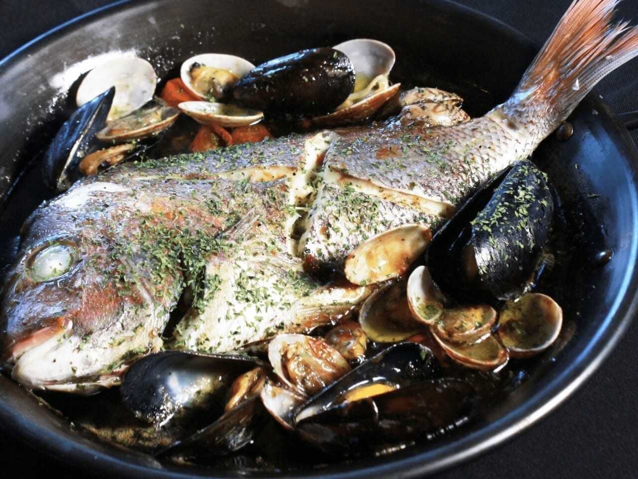 名古屋市中区伏見駅から1分の好立地にオープンした「創作鮮魚おやここ伏見」はランチタイムは早くも満席状態に。