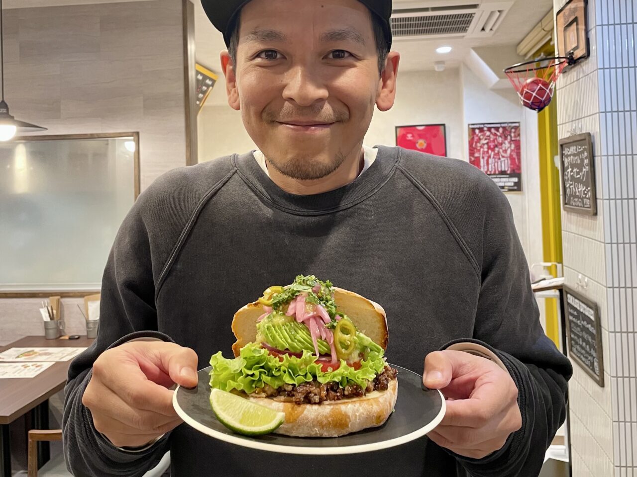 名古屋市千種区覚王山の「Boost Burger」であの人気ナビゲーターの鉄平さんとのコラボメニューを限定販売。