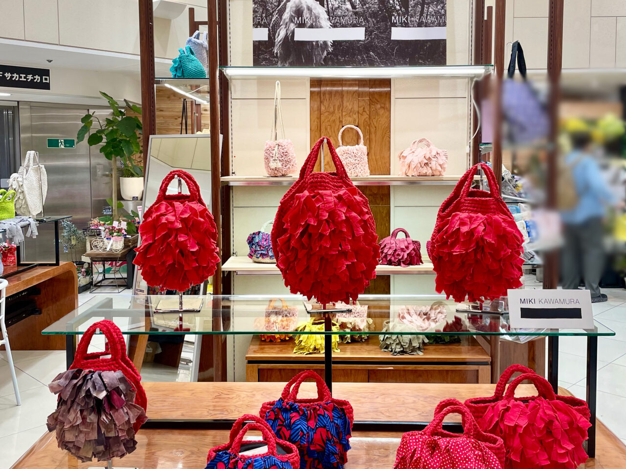 名古屋市中区栄、名古屋栄三越にて「MIKI KAWAMURA POP UP」が開催中。裂き編みの技法で一点ずつ丁寧に仕立てた唯一無二のバッグ。