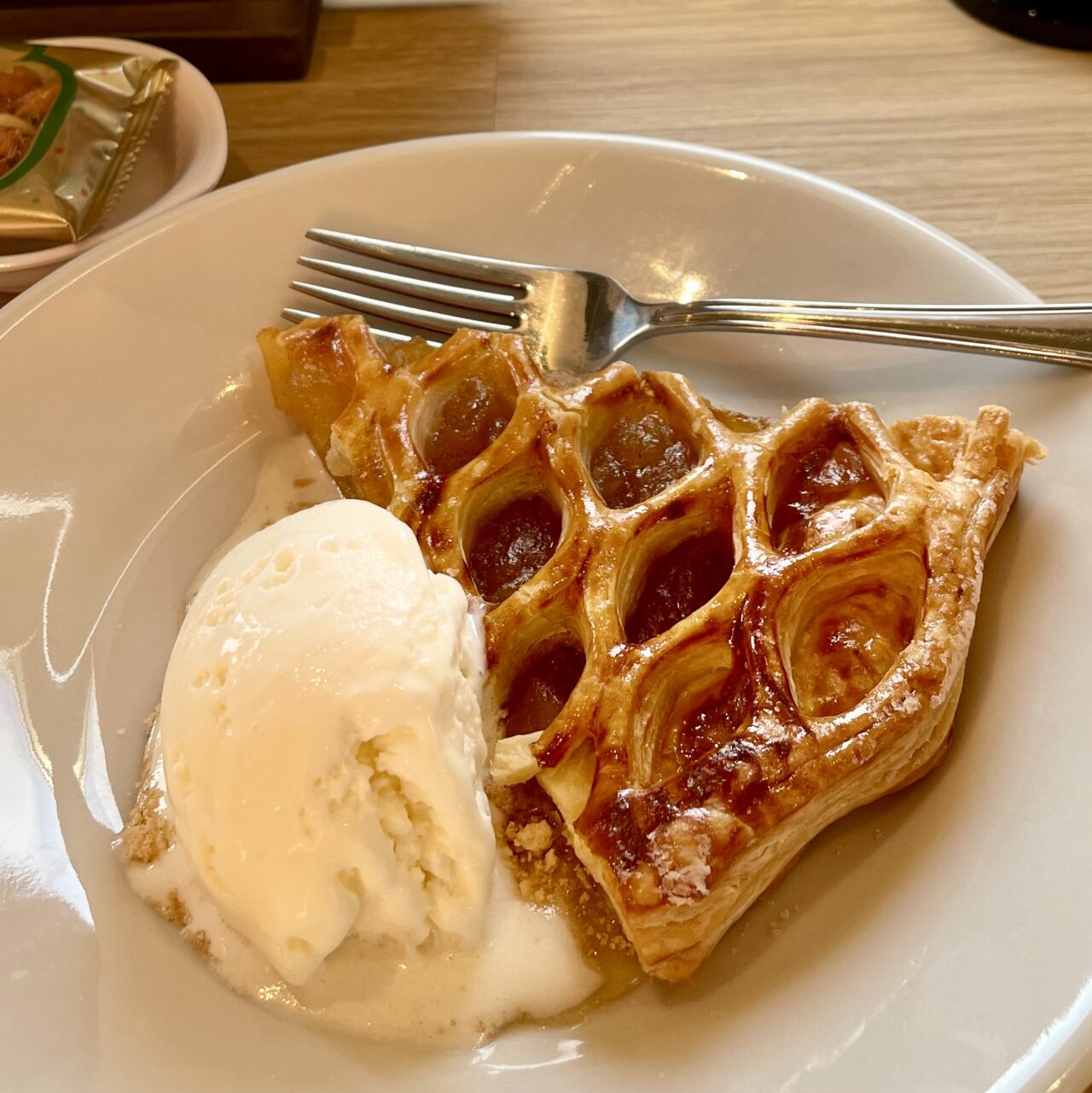 【名古屋市中川区】2025年10月7日(火)にオープンした「カフェヨシノ ロースタリー」は東海最大級の工場型ベーカリーカフェ。