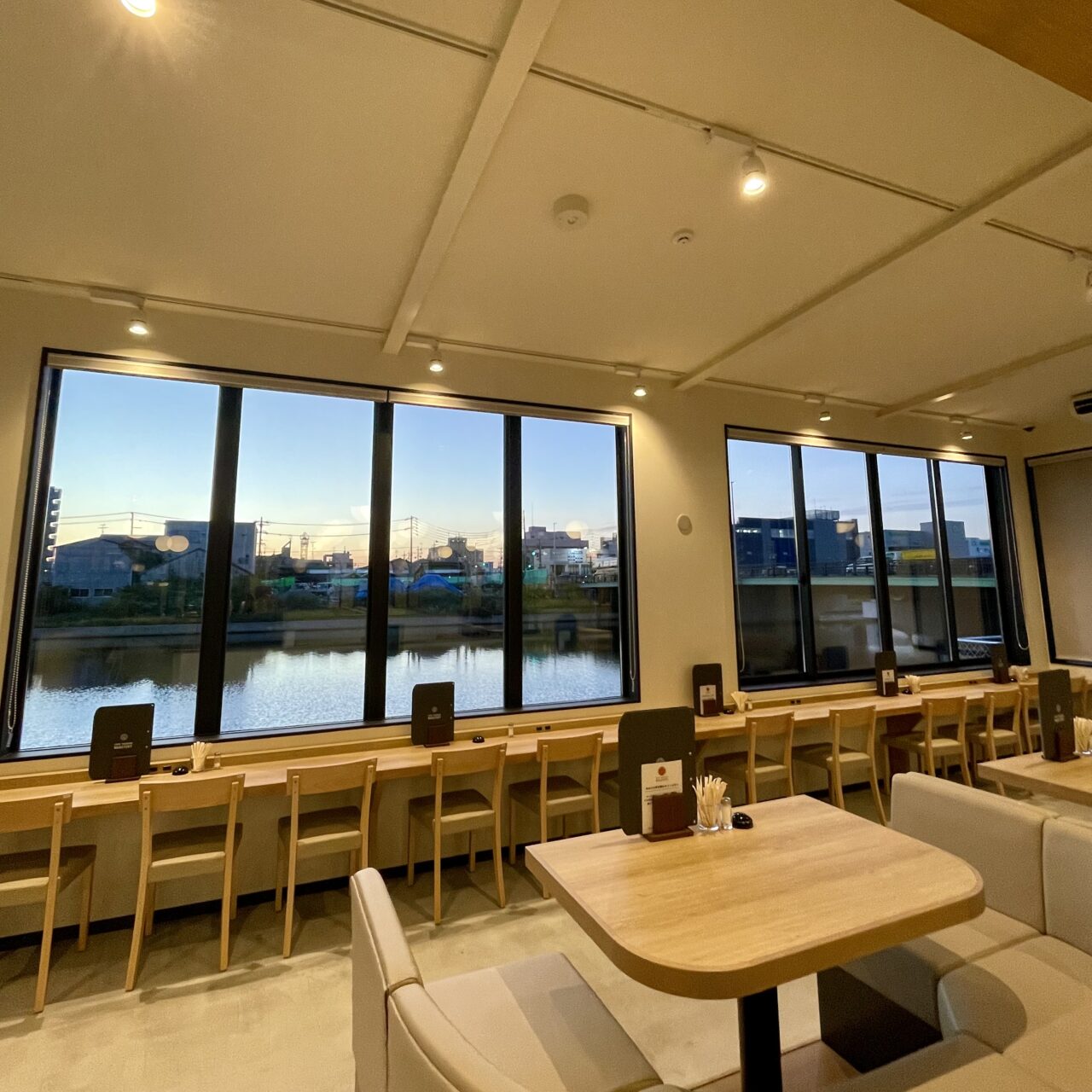 【名古屋市中川区】2025年10月7日(火)にオープンした「カフェヨシノ ロースタリー」は東海最大級の工場型ベーカリーカフェ。